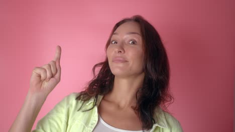 mujer apuntando hacia arriba