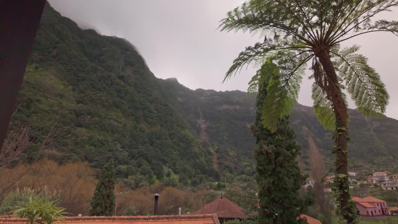 vista panorámica de las montañas del norte paisaje de la isla de madeira, cámara lenta