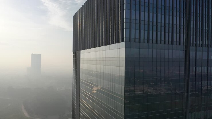 un rascacielos moderno en una ciudad con niebla
