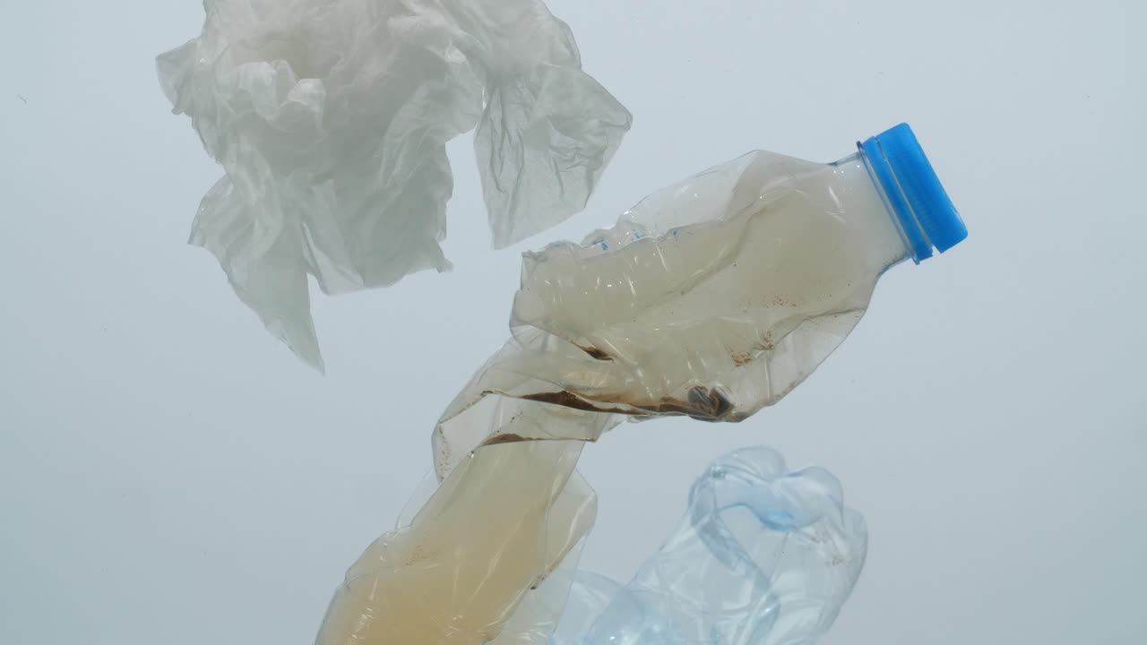 바다에서 플라스틱 오염 문제 개념의 수중 영상