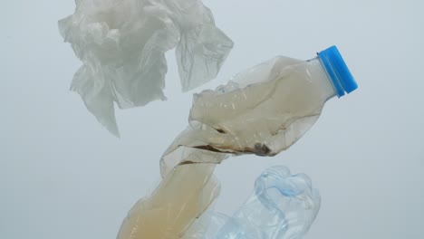 imágenes submarinas del problema de la contaminación por plásticos en el océano