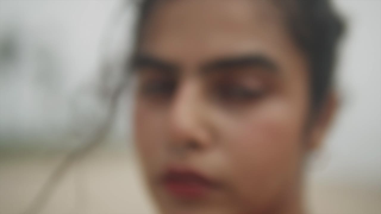 súper primer plano o retrato de una joven india que lleva un anillo en la nariz en el septo