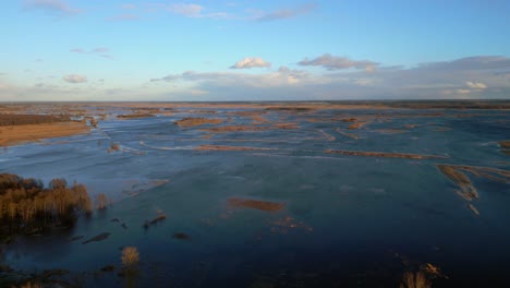 Droen-Lifitng-Schoss-Den-Fluss-Narew-In-Polen-Im-Herbst-An-Einem-Teilweise-Bewölkten-Tag