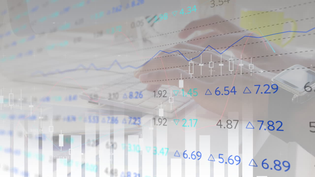 컴퓨터에서 타이핑하는 여성에 대한 금융 데이터 처리 애니메이션