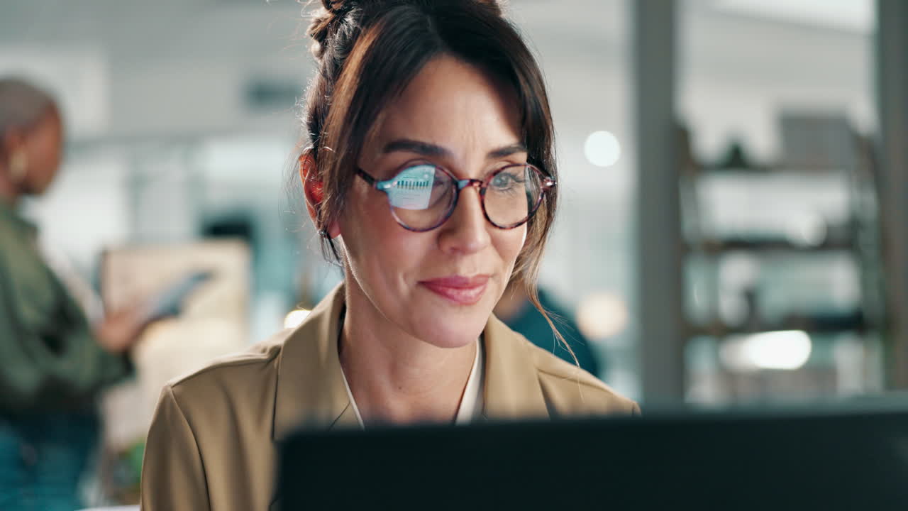 mujer trabajando en una computadora portátil en la oficina