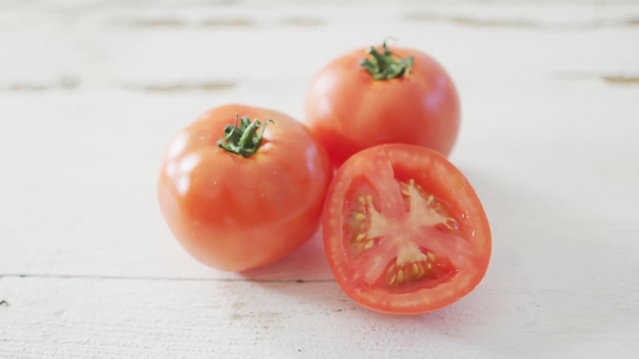 ⁇ 색 시골 배경 에 절반 과 전체 신선 한  ⁇ 은 토마토 의 비디오
