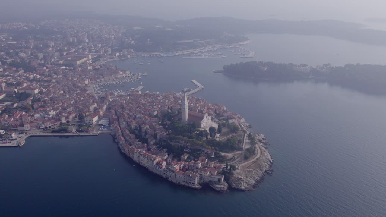 Parıldayan Adriyatik kıyısında kilisesiyle tarihi Rovinj kasabası, İstirya, Hırvatistan