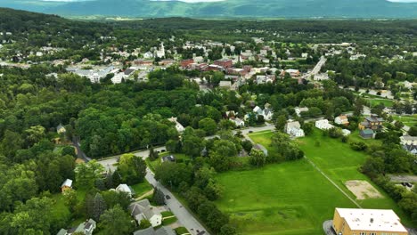 camión aéreo sobre la exuberante vegetación alrededor de middlebury