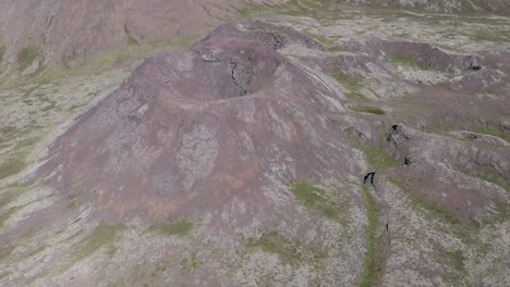 volcán en forma de cuenco además de las laderas de geitafell en islandia salvaje, antena