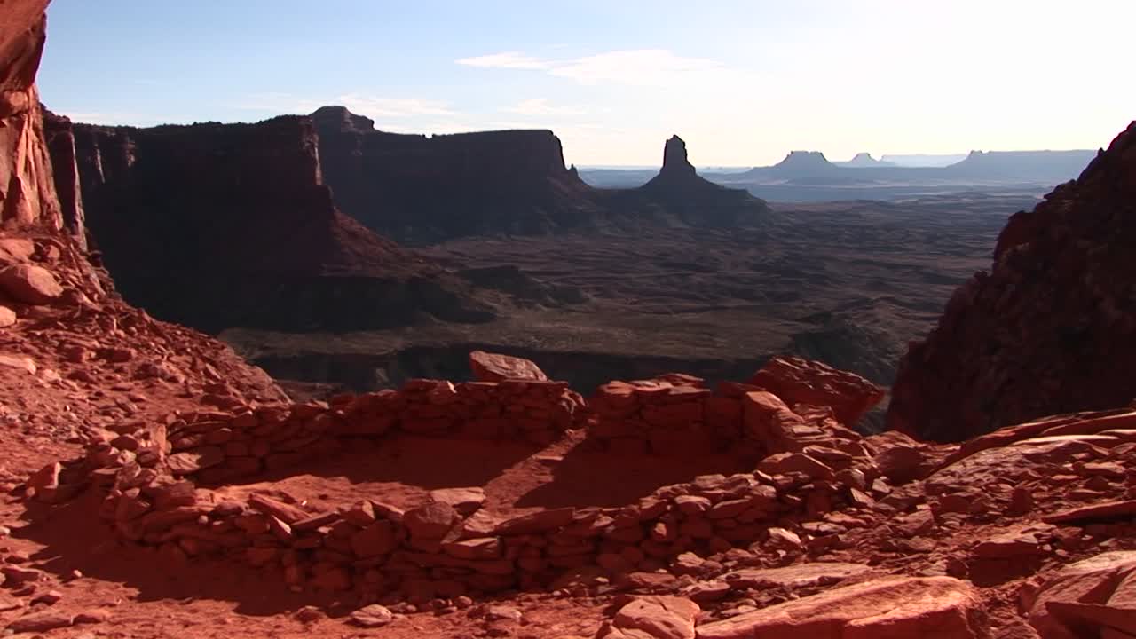 캐니언랜즈 국립공원의 고대 아메리칸 인디언 캠프장을 건너는 크랩라이트