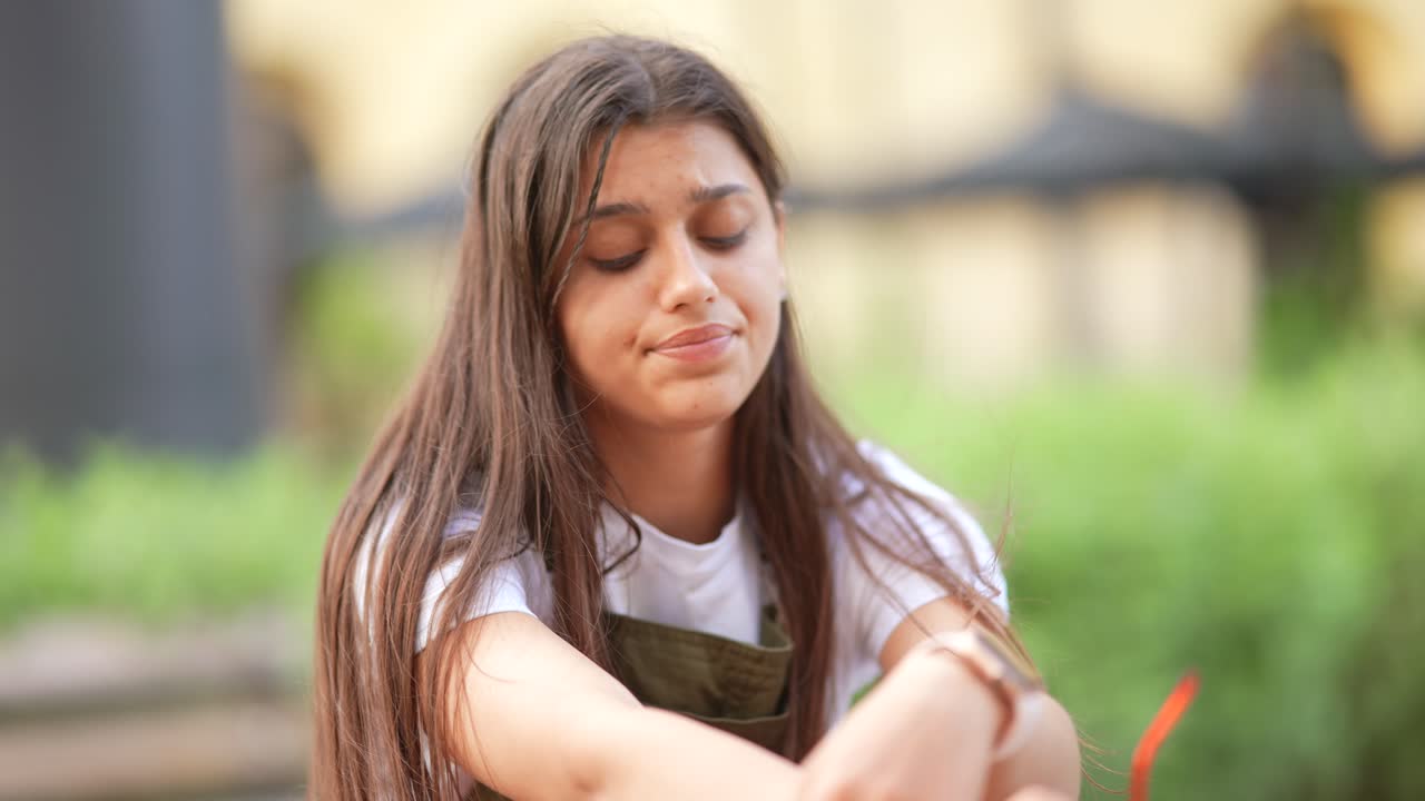 mujer joven al aire libre