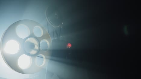 con un carrete de película giratorio y rayos de luz. viejo proyector de películas