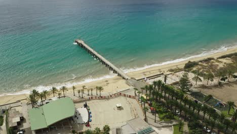 Antena-De-La-Playa-De-Fontinha-En-Porto-Santo-Con-Muelle-De-Hormigón-Y-Agua-Azul