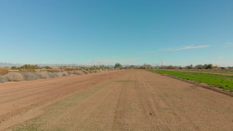 Toma-Aérea-Del-Mar-Salton-Y-Parte-De-Su-Naturaleza-Y-Aves,-En-El-Sur-De-California