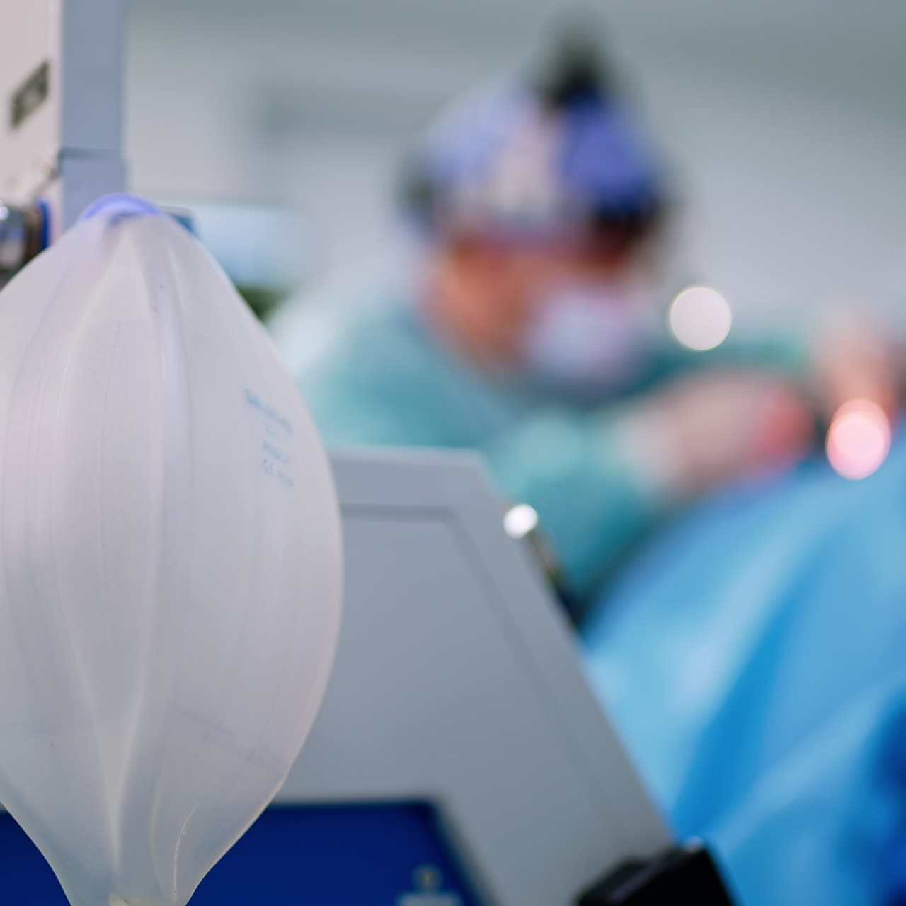 Pallone Ambu che si riempie lentamente d'aria. Primo piano. Strumenti di emergenza per la rianimazione manuale con pallone in sala operatoria. Sfondo sfocato