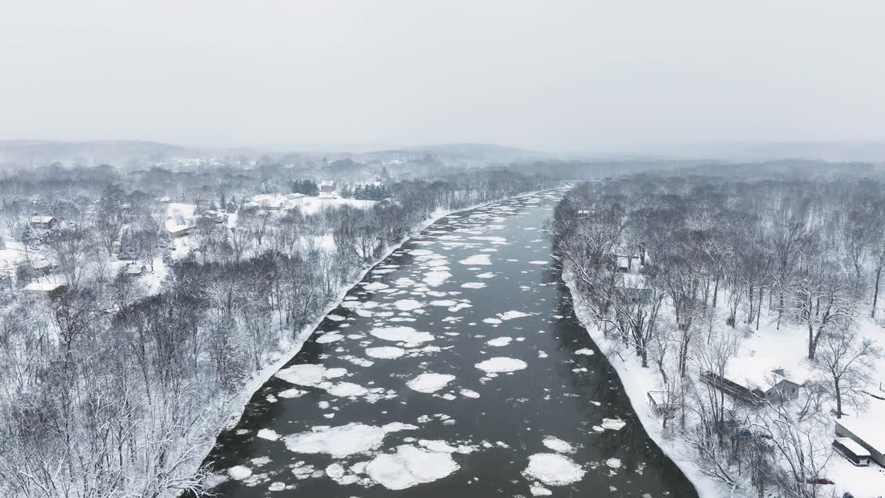 얼음 어리가 떠다니는 것을 보여주기 위해 아래로 기울어집니다.