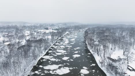 Inclinándose-Hacia-Abajo-Para-Mostrar-Los-Trozos-De-Hielo-Flotando