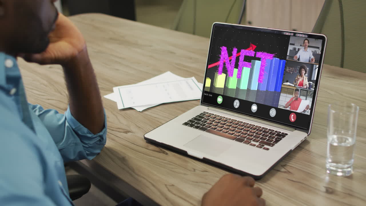 hombre de negocios afroamericano que usa una computadora portátil para videollamadas con diversos colegas de negocios