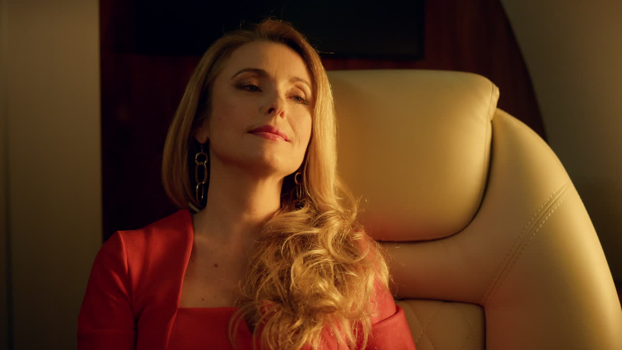 아름다운 여자가 황금빛  ⁇ 빛에서 혼자 꿈을 꾸고 있다. 편안한 여자가 즐기고 있다.