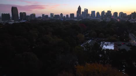 el horizonte de atlanta, georgia, desde el aire antes del amanecer.
