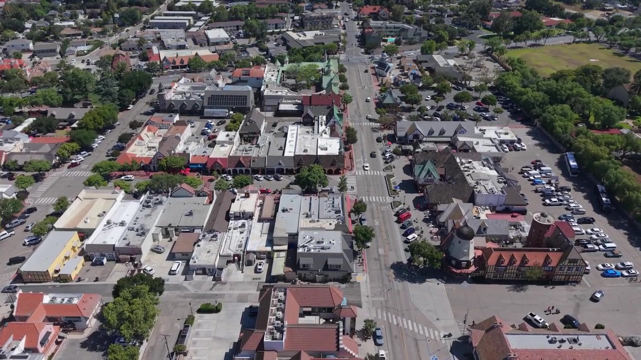 Video aereo con drone di Solvang, California