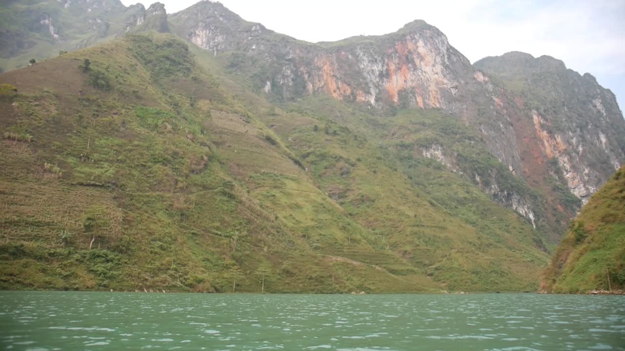 navegación en balsa pov en el acantilado del cañón de la montaña