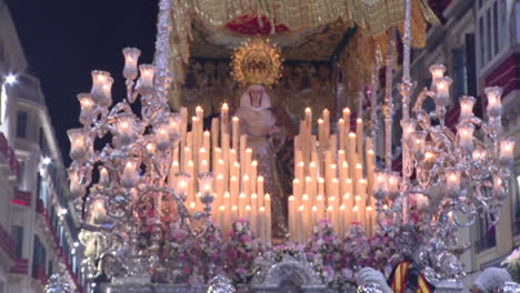 procesión religiosa en la noche