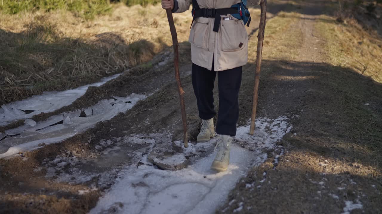 Wanderer auf einem vereisten Weg