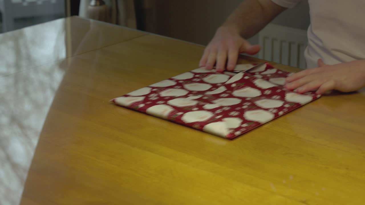 fotografía estática de un hombre envolviendo un vinilo de música para navidad
