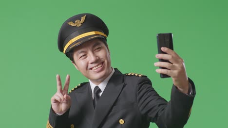 조종사가 셀피를 찍고 있다