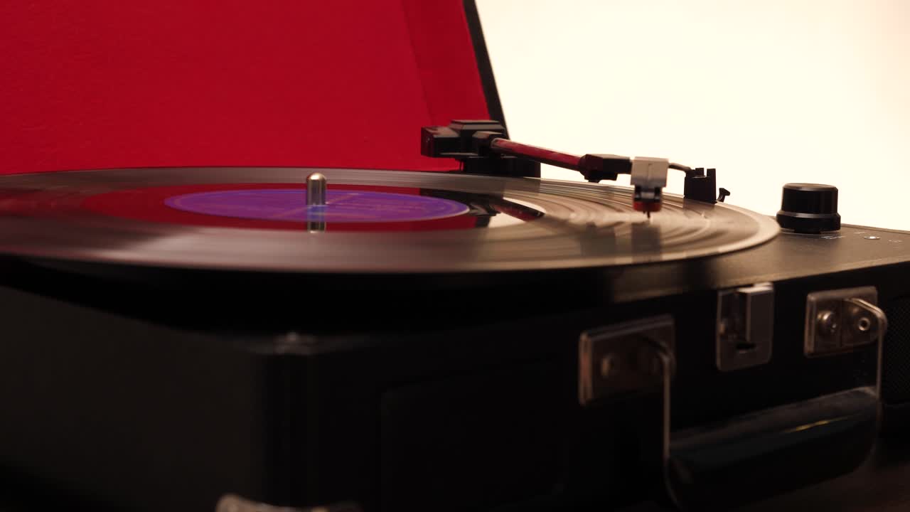 Mano che posiziona e riproduce un disco in vinile su un giradischi