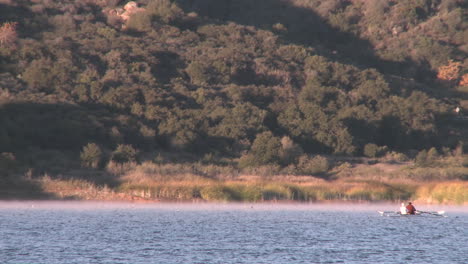 Amplia-Vista-De-Dos-Personas-Remando-Un-Cráneo-Doble-En-El-Lago-Casitas-En-Oak-View-California