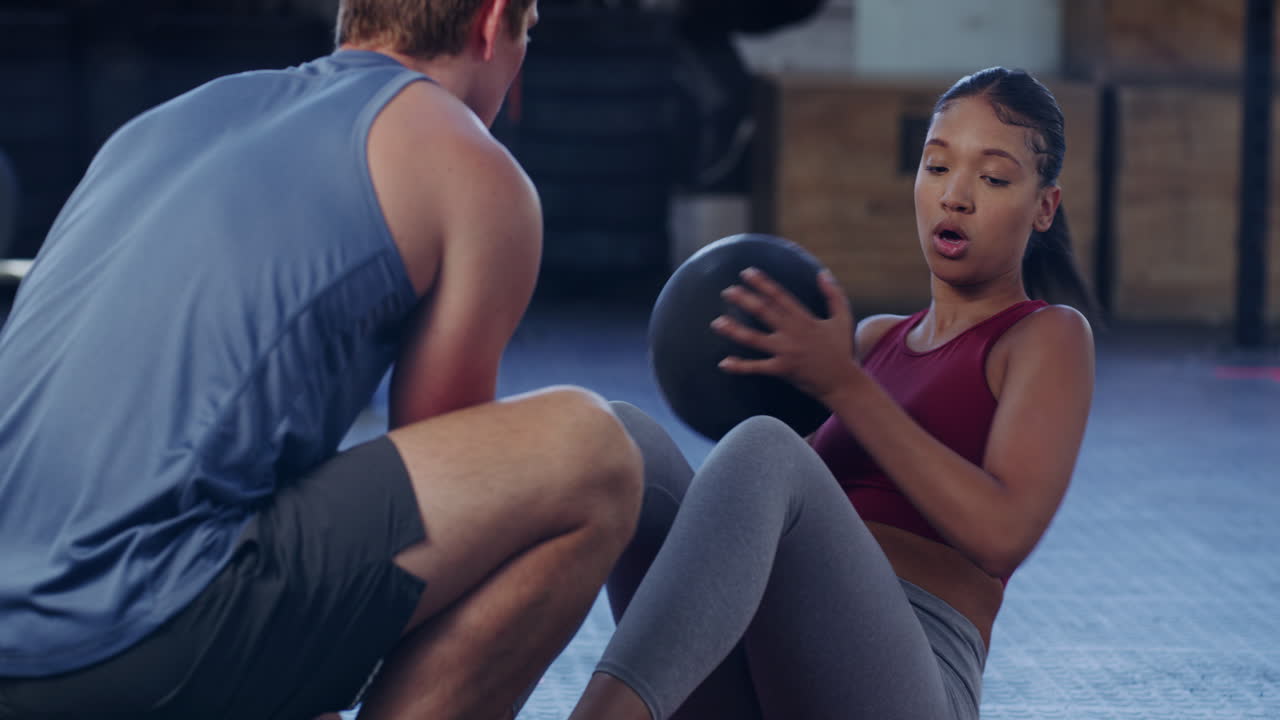 무게가 있는 러시아어 트위스트를 하는 활발한 여성