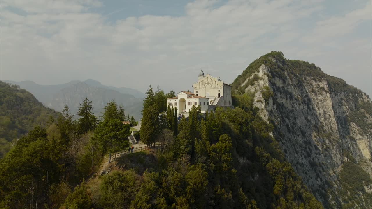 montecastello santuario de tignale en el lago de garda