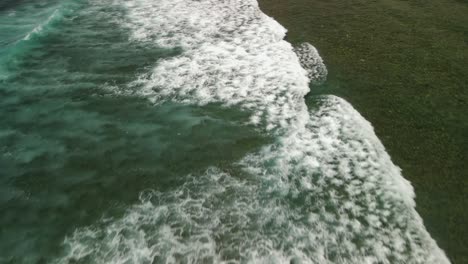 Olas-Del-Mar-En-Bali,-Indonesia