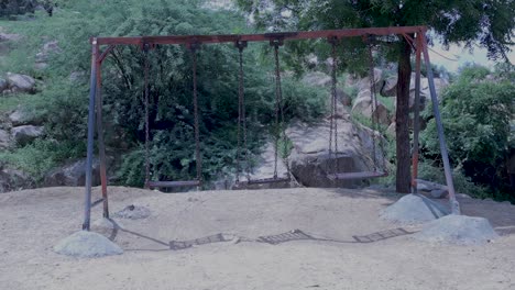 concepto de actividad paranormal, video de uno de los columpios balanceándose solo en el parque