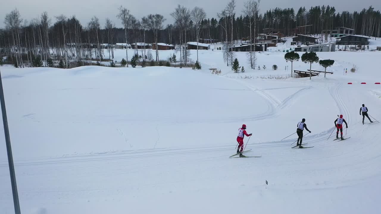 눈 인 풍경 에서 크로스컨트리 스키 를 타는 것