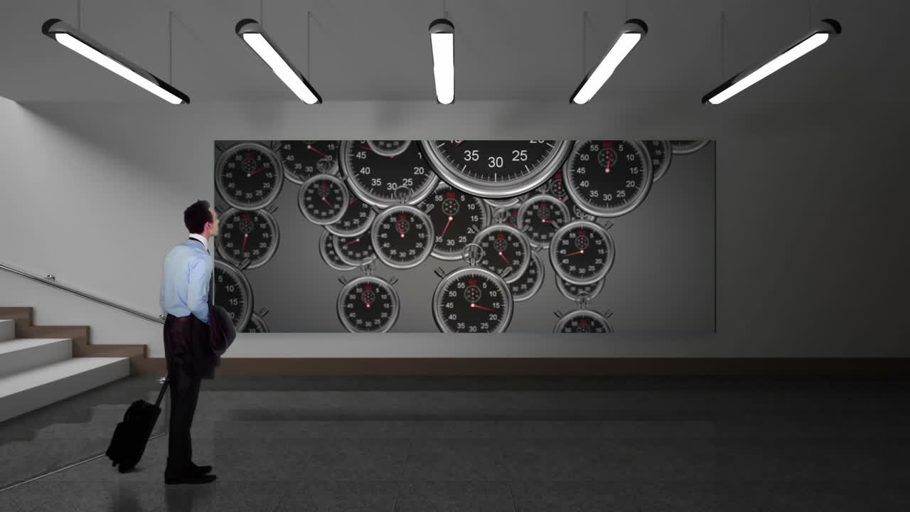 복도 스크린을 쳐다보는 사업가