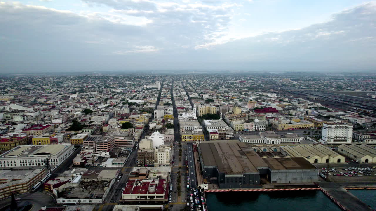 toma de drones del malecón de veracruz al amanecer