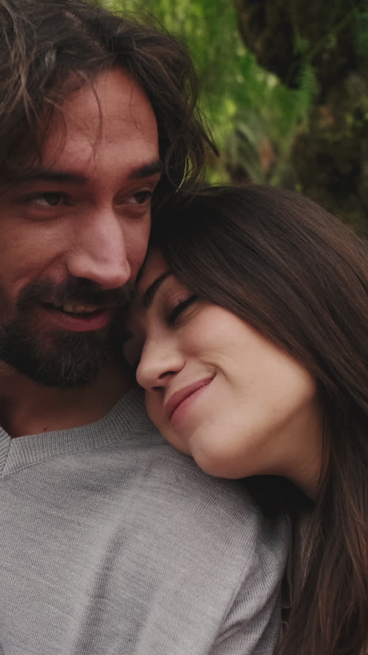 amorosa pareja abrazada