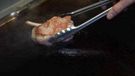 레스토랑 에서 요리 스토브 에 고기 조각 을 조리 하는 것