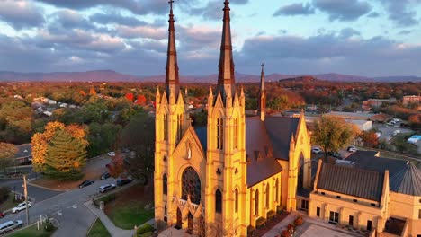 iglesia católica durante la hora dorada al amanecer