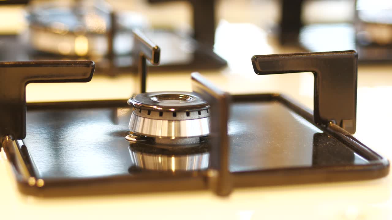 가스 스토브가 파란 불꽃을 내 ⁇ 고 있습니다.