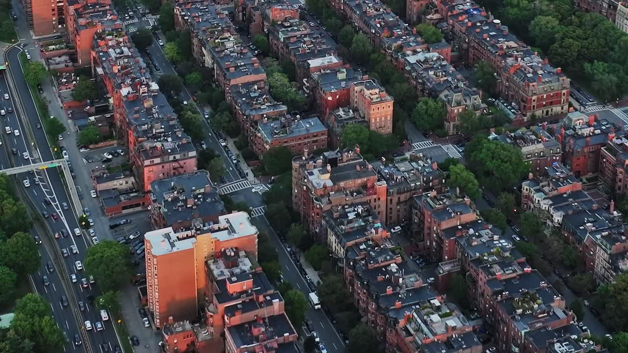 Vista aerea di edifici e strade urbane negli Stati Uniti al tramonto