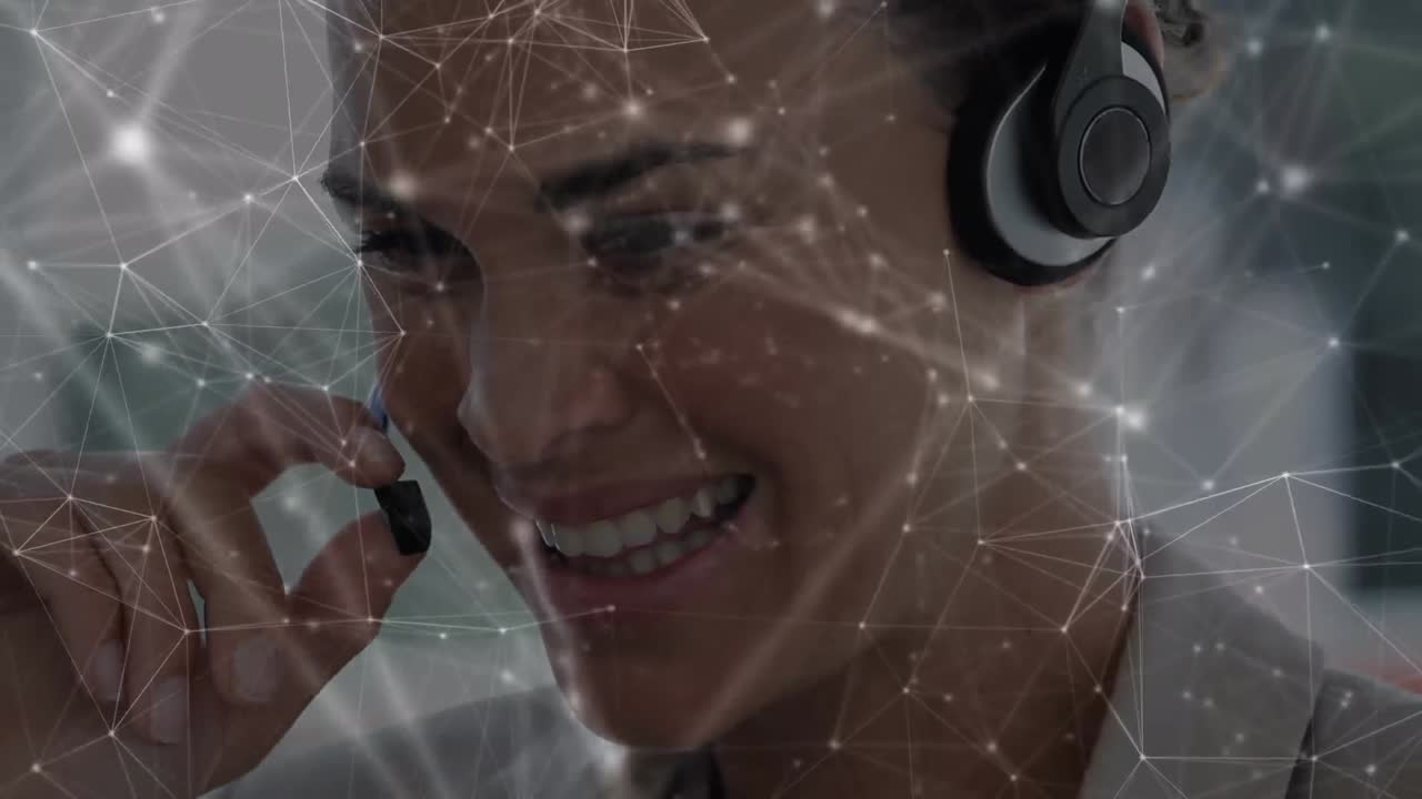 휴대폰 헤드 ⁇ 을 착용한 사업가 여성에 대한 연결 네트워크의 애니메이션