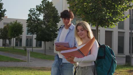 estudiantes en el campus universitario