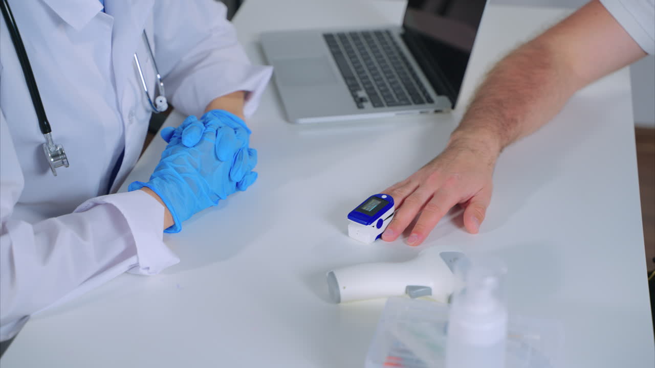 médico que realiza una oximetría de pulso en el paciente