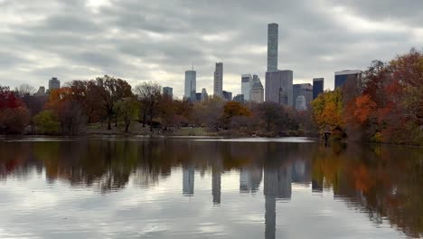 Estanque-De-Tortugas-En-Central-Park,-Nueva-York-En-Un-Día-Nublado-De-Otoño-Con-Rascacielos-De-Midtown-Manhattan-En-El-Fondo,-Panorama