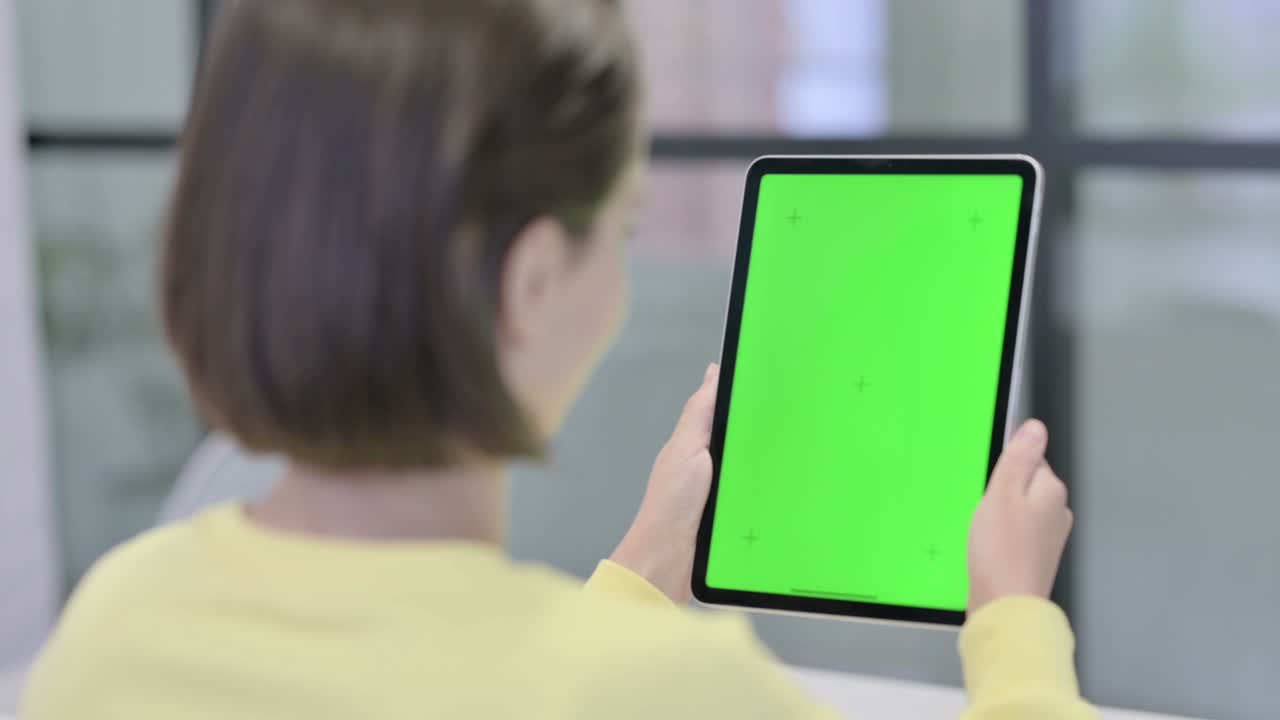 크로마 스크린 을 가진 태블릿 을 사용하는 젊은 여자