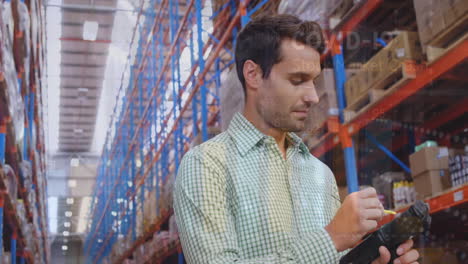 animación del procesamiento de datos sobre un trabajador masculino caucásico en un almacén